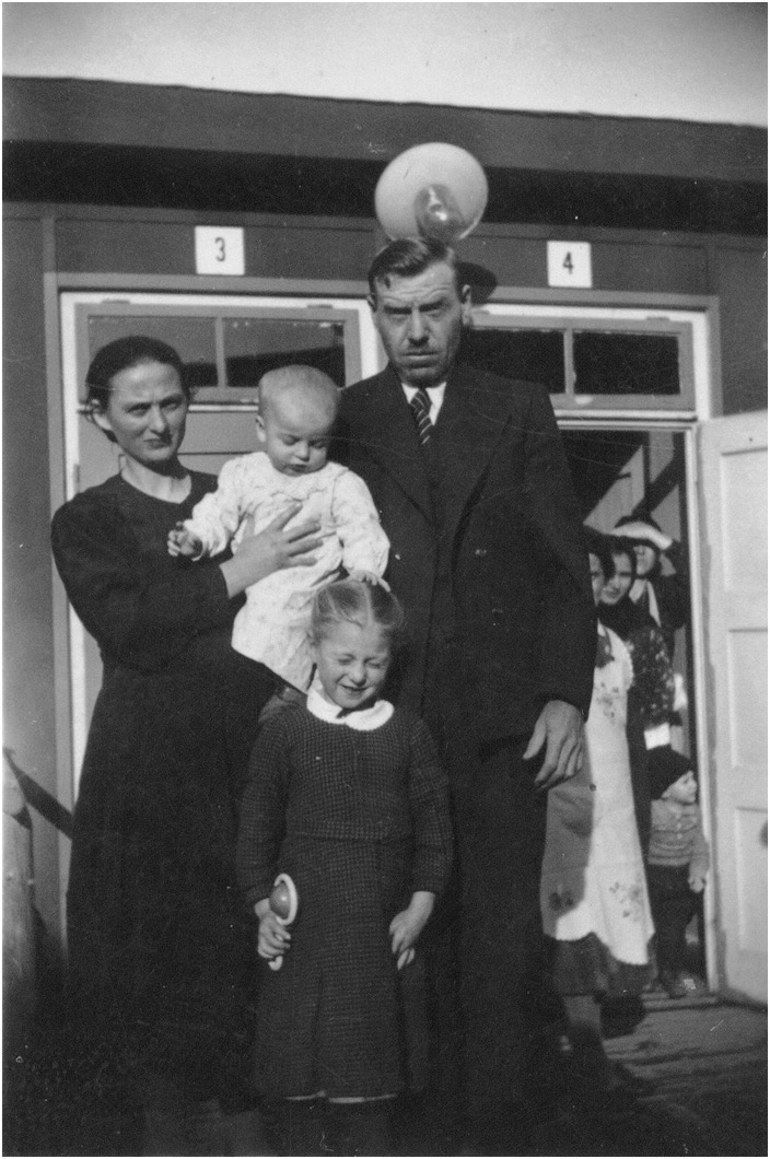 Bild "Katharina_Jakob_Karoline_Philipp_Matheis_um_1940.jpg"