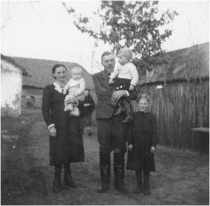 Bild "Katharina_Jakob_Karoline_Philipp_Otto_Matheis_um_1943.jpg"